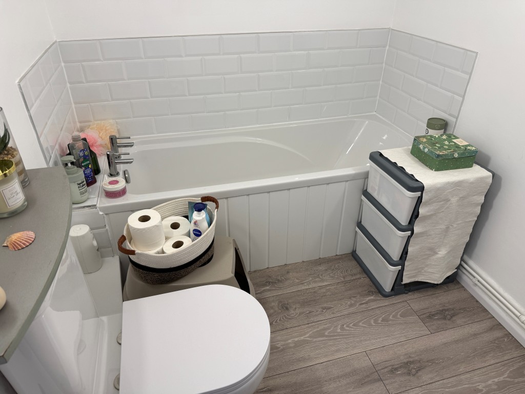 Lot: 143 - PATIO FLAT ON SEAFRONT - White bathroom suite with WC